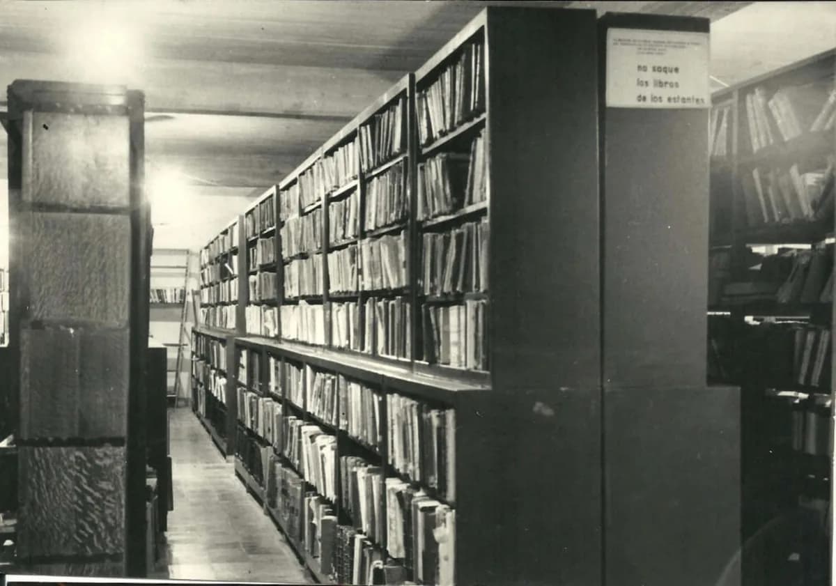 Biblioteca Franklin · pasillo de estanterías con volúmenes encuadernados