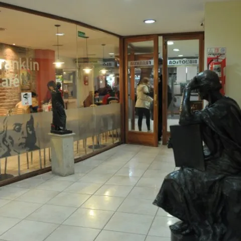 Biblioteca Franklin · Estatua