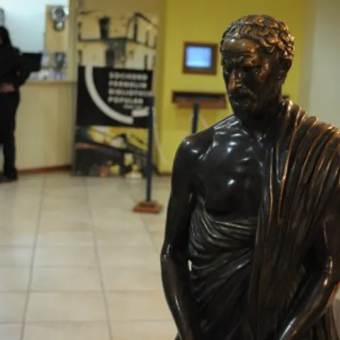 Biblioteca Franklin · Estatua
